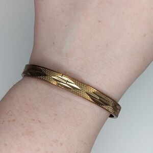 Vintage estate gold tone diamond cut engraved textured bangle with chain clasp